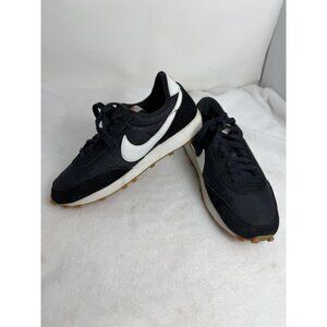 Nike Day Break Woman's SZ 7